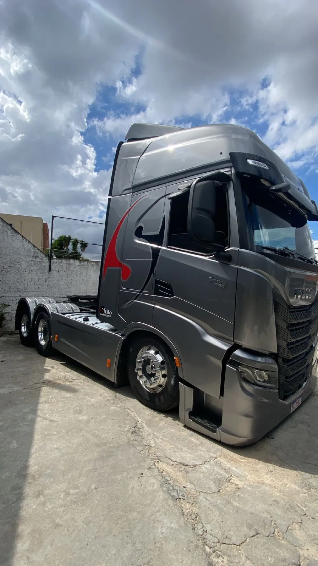 Cavalo mecânico Iveco S-Way cinza com grafismo vermelho Stilo