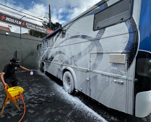 Ônibus sendo lavado para preparação antes do envelopamento