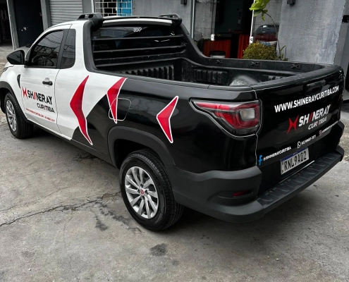 Fiat Strada bicolor com plotagem Shineray Curitiba
