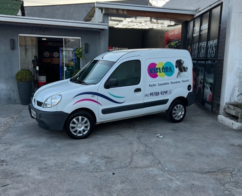 Renault Kangoo branca com plotagem colorida do pet shop Miflora