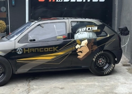 VW Gol de pista envelopado preto e dourado tema Hancock