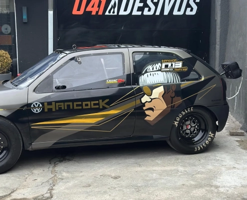 VW Gol de pista envelopado preto e dourado tema Hancock