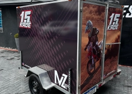 Carretinha baú plotada com piloto de motocross 15 Kauê