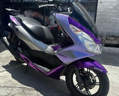 Scooter Honda PCX personalizada em roxo prata e preto