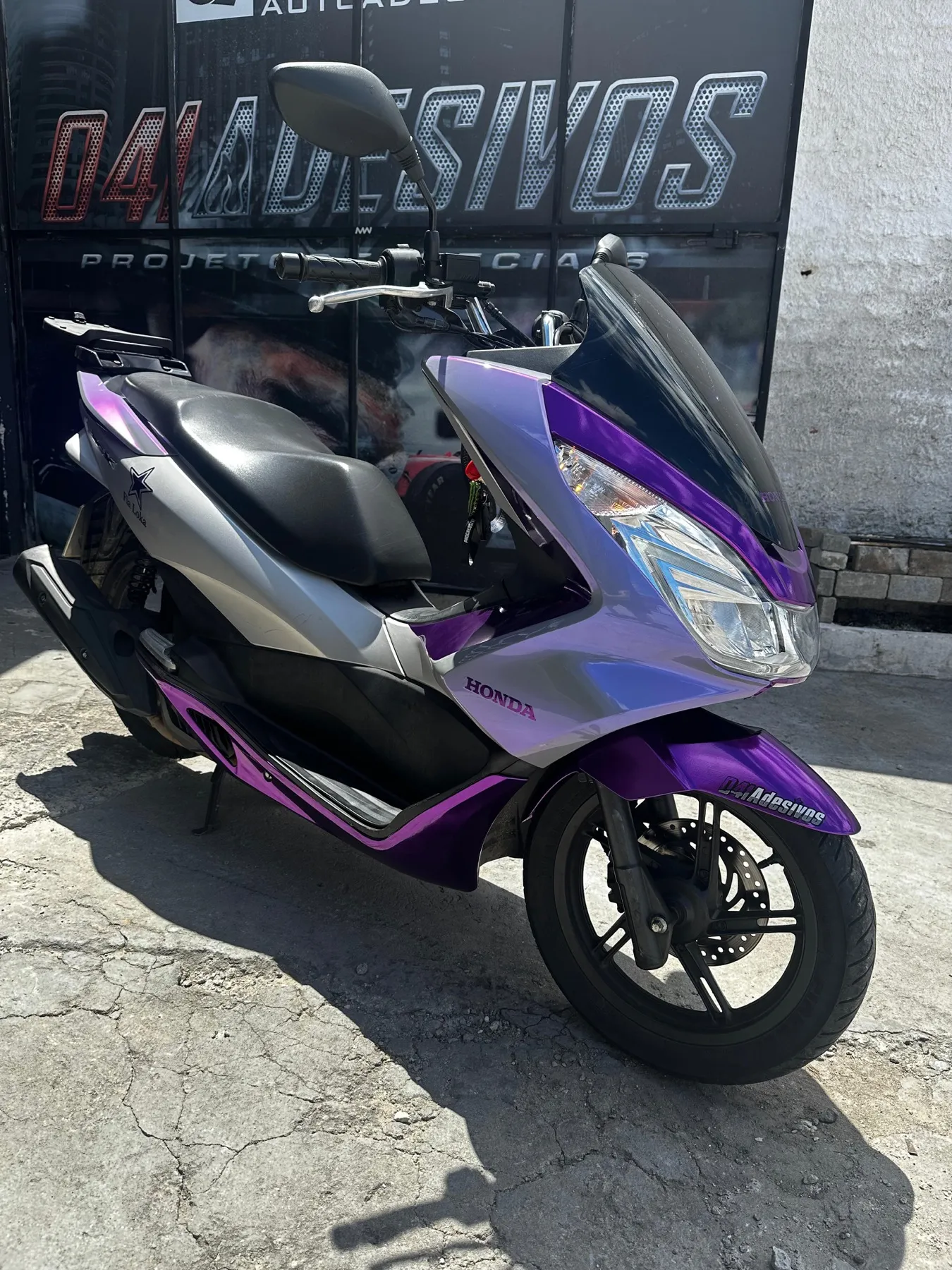Scooter Honda PCX personalizada em roxo prata e preto