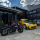 Nissan 350Z amarelo envelopado ao lado de moto Yamaha XJ6 roxa