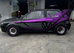 VW Gol envelopado preto com grafismos roxos e rodas raiadas