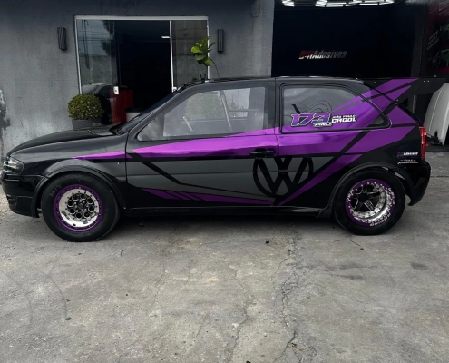 VW Gol envelopado preto com grafismos roxos e rodas raiadas