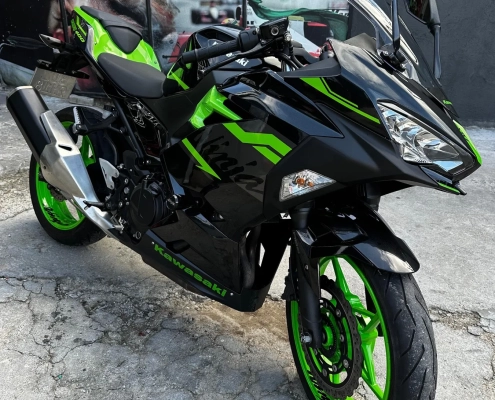 Kawasaki Ninja 400 preta e verde com adesivagem nas rodas