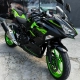 Kawasaki Ninja 400 preta e verde com adesivagem nas rodas