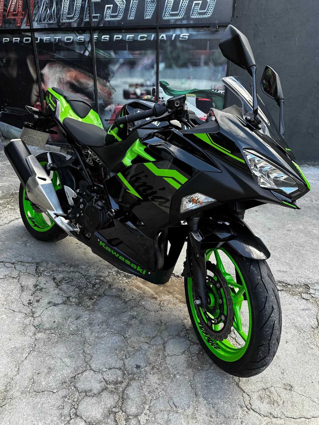 Kawasaki Ninja 400 preta e verde com adesivagem nas rodas