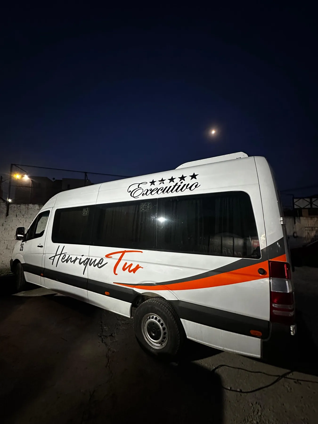 Van Mercedes Sprinter branca plotada Henrique Tur Executivo
