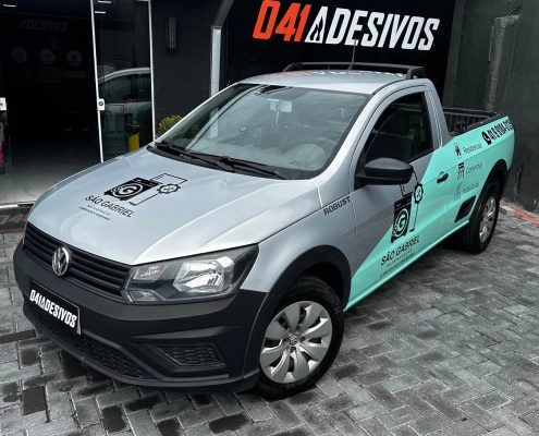 VW Saveiro plotada prata e verde água São Gabriel