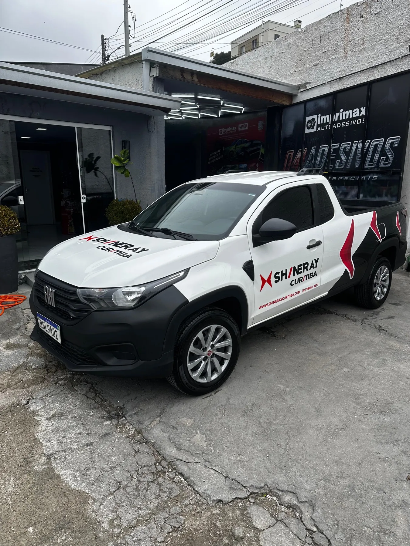 Fiat Strada Shineray Curitiba vista de frente na loja