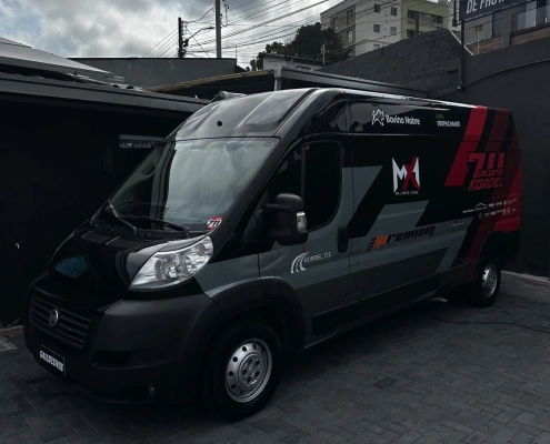 Furgão Fiat Ducato envelopado preto cinza e vermelho M1 Moto Store