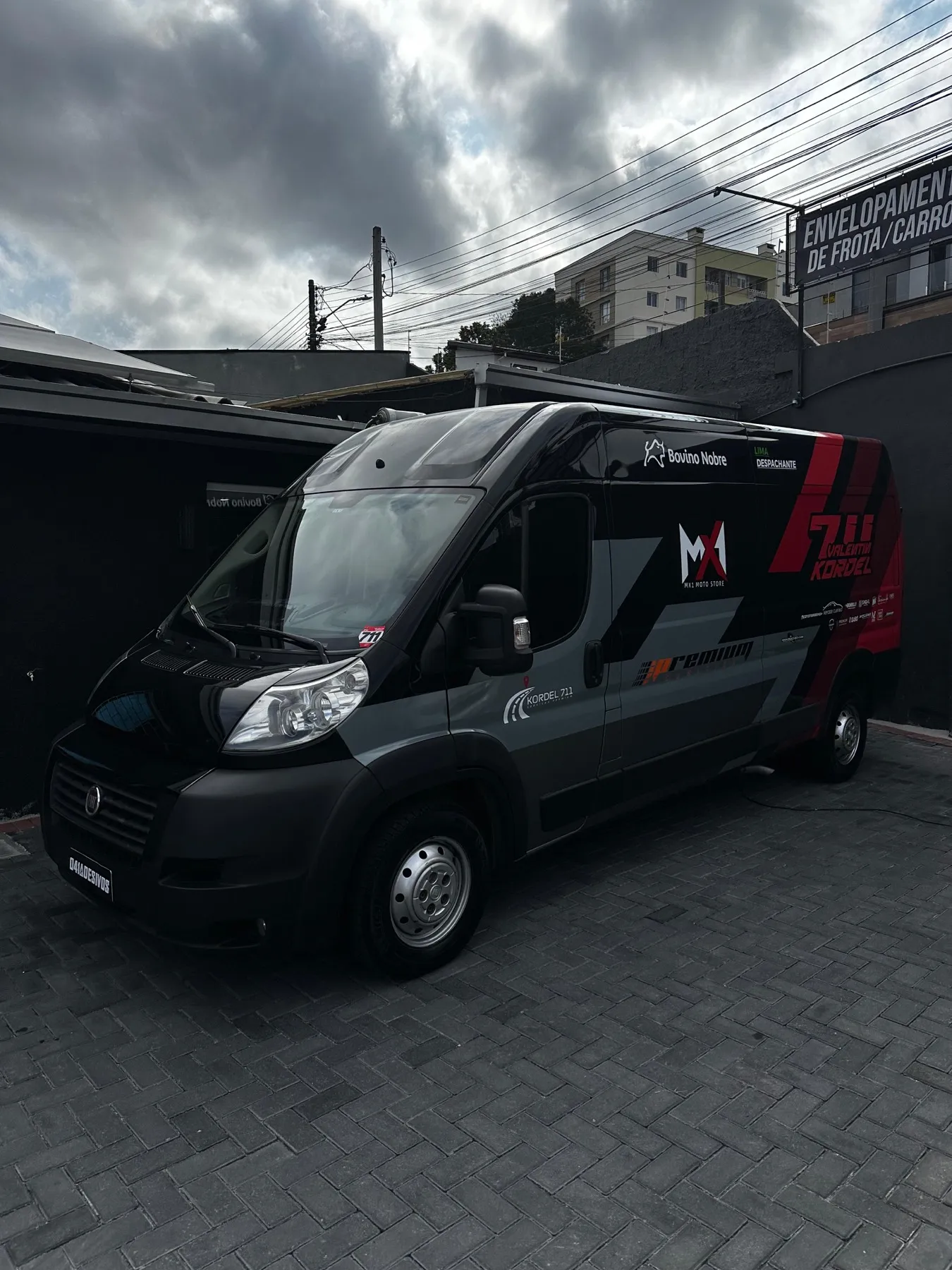 Furgão Fiat Ducato envelopado preto cinza e vermelho M1 Moto Store