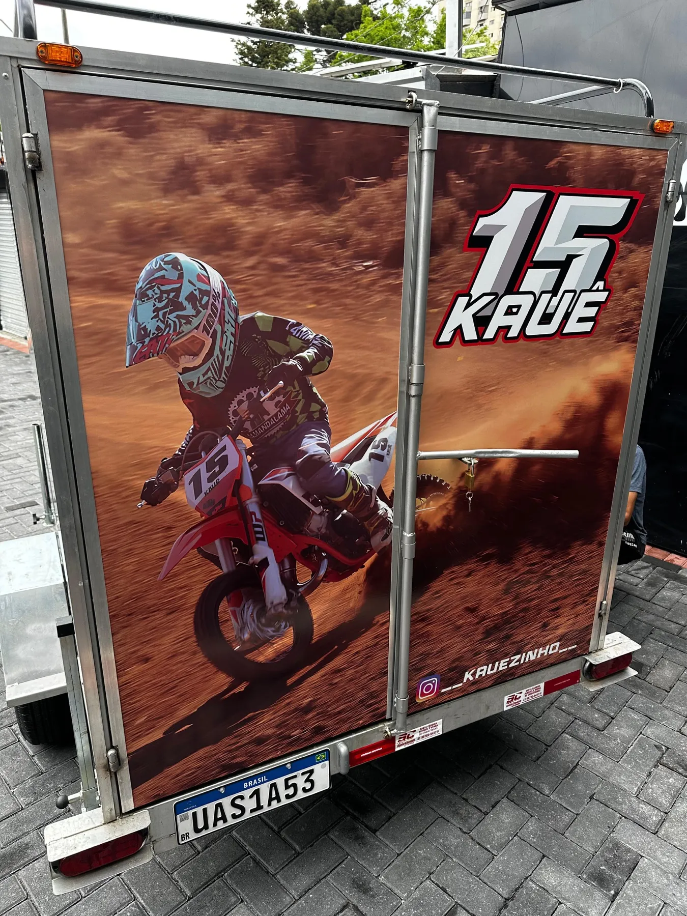 Traseira de carretinha baú com impressão do piloto motocross 15 Kauê