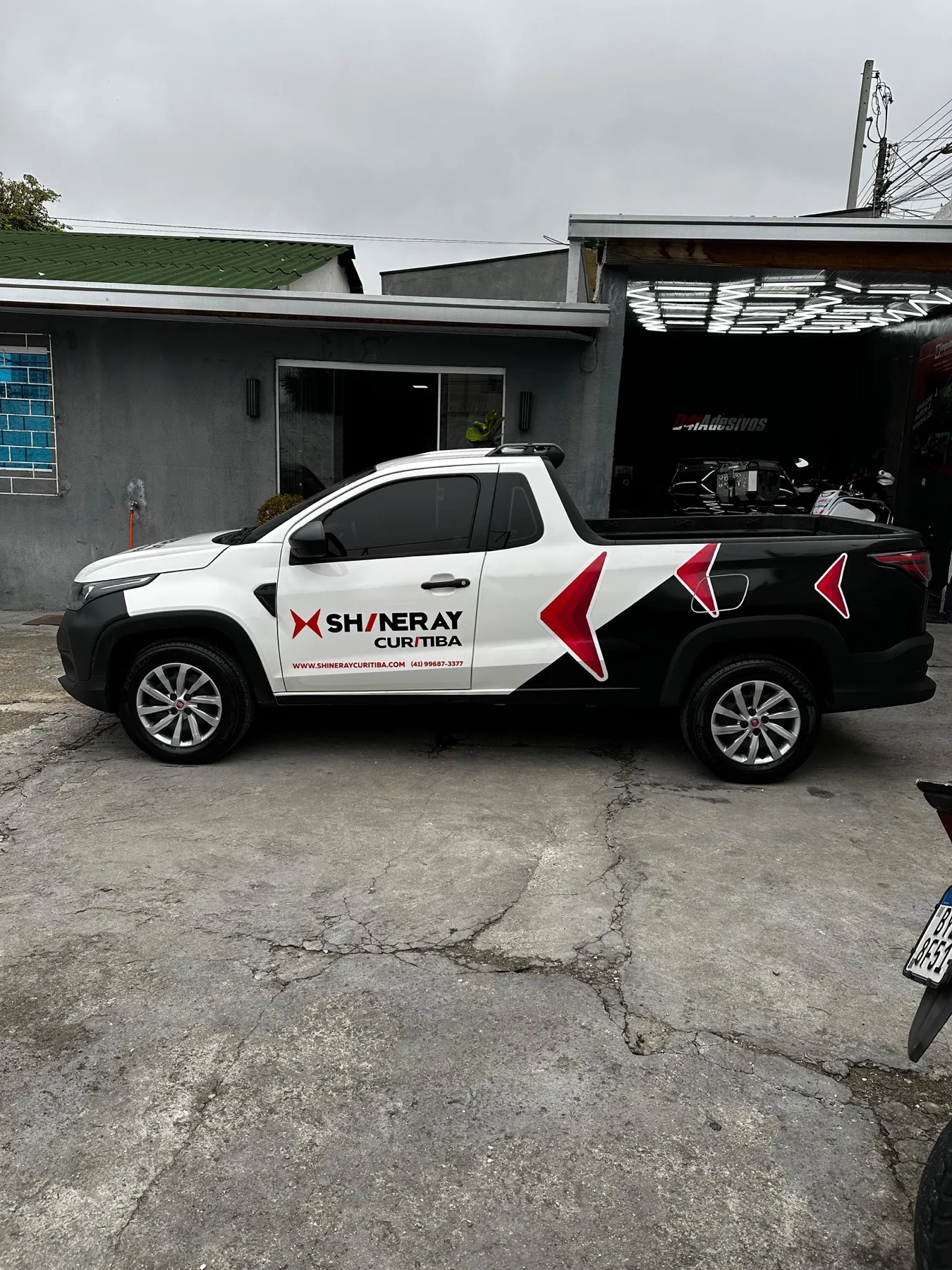 Chevrolet Agile com plotagem Flexx em cinza e laranja