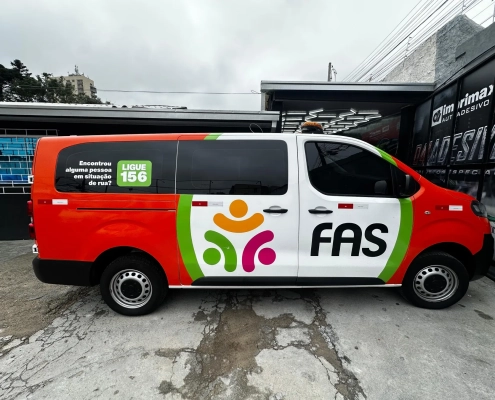 Van Citroën Jumpy branca e vermelha plotada FAS Ligue 156