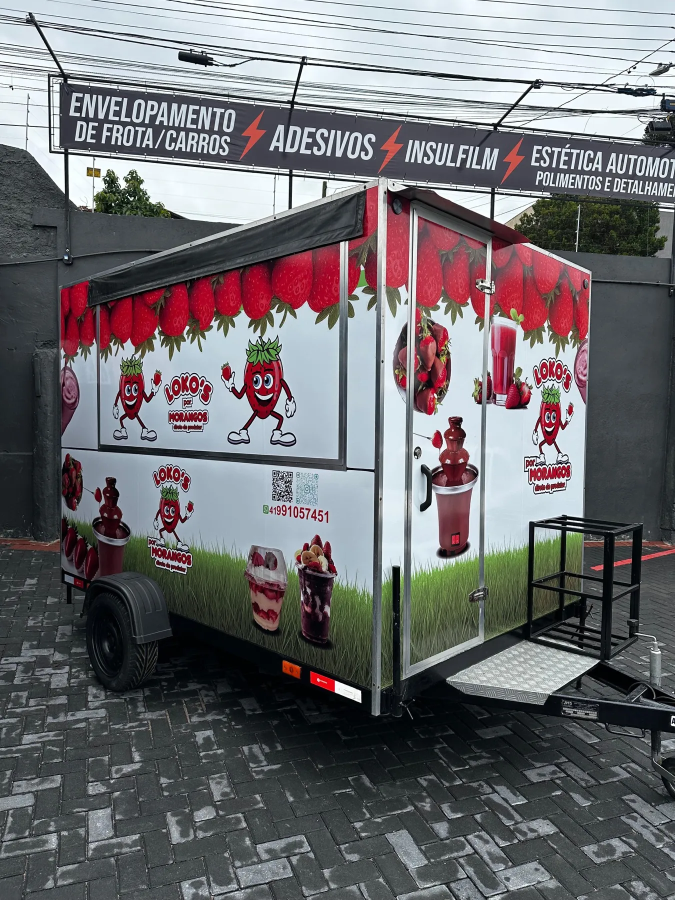 Trailer food truck de morangos envelopado vermelho e branco