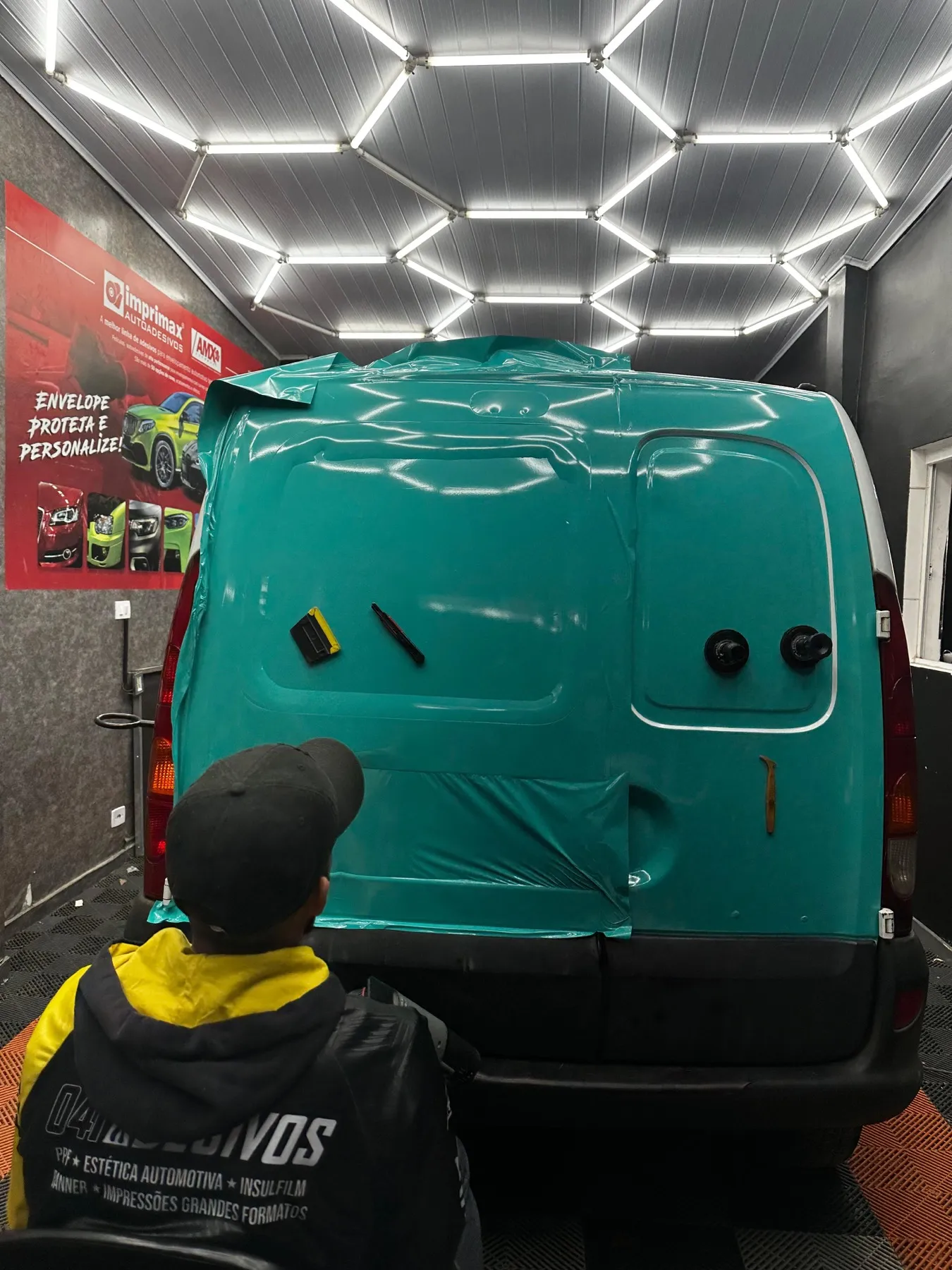 Aplicação de envelopamento verde tiffany em furgão Renault Kangoo