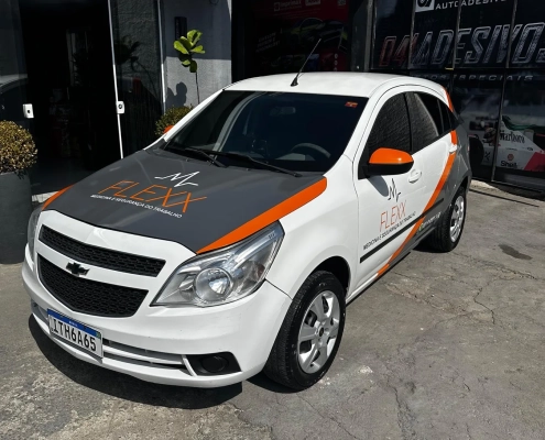 Traseira de Chevrolet Agile Flexx com logo e contato