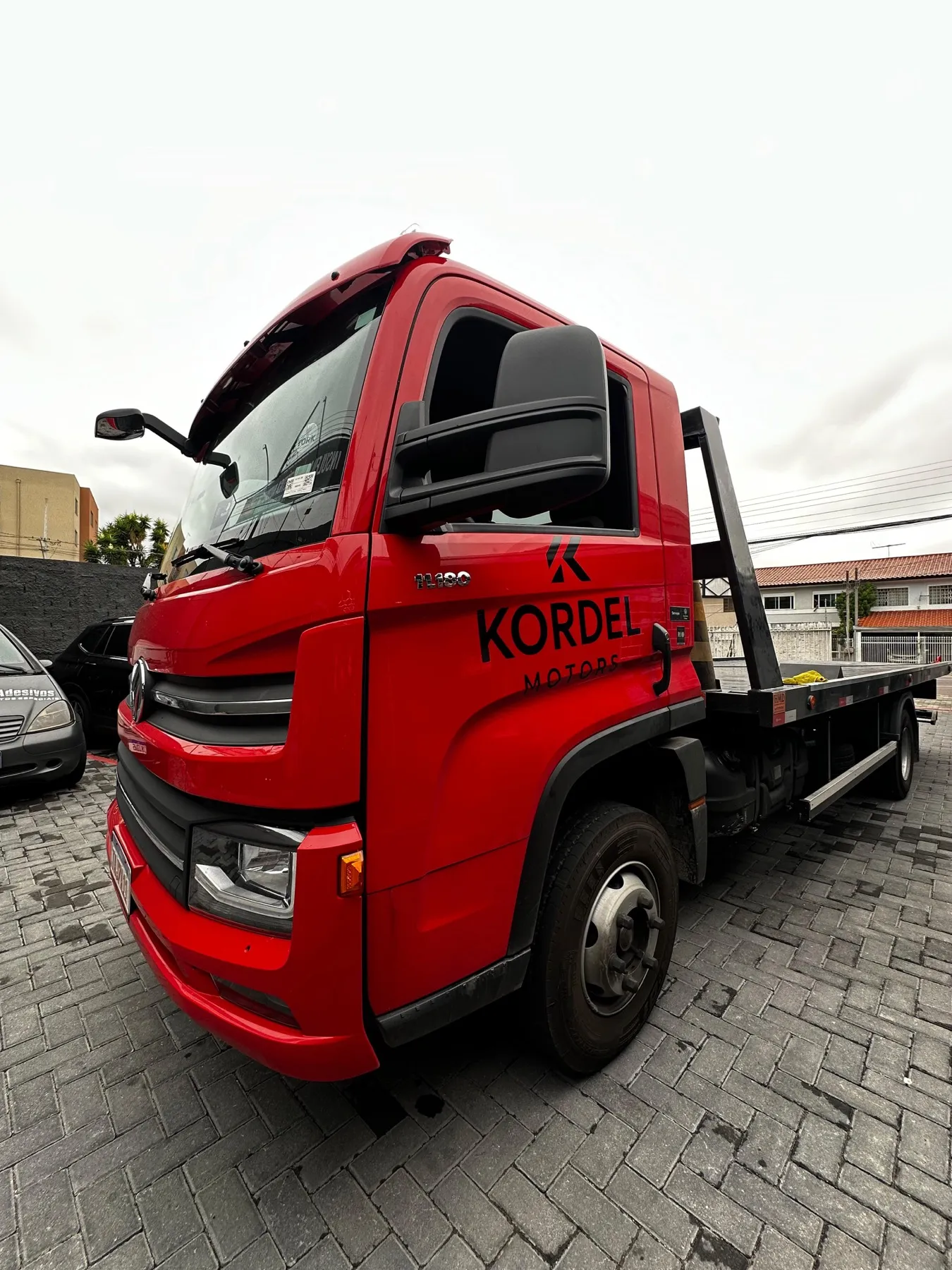 Caminhão guincho plataforma VW Delivery vermelho Kordel Motors