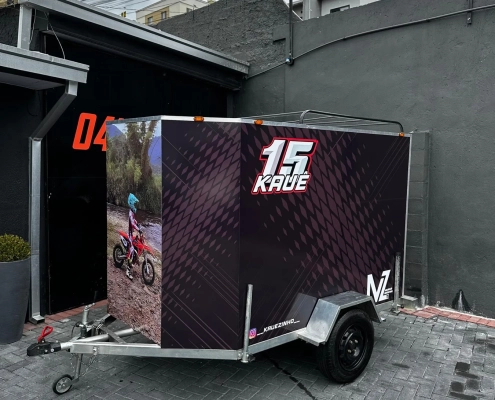 Reboque baú envelopado roxo com tema motocross Kaue 15