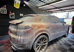 Porsche Cayenne Coupé coberto de espuma na lavagem técnica