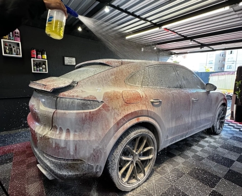 Porsche Cayenne Coupé coberto de espuma na lavagem técnica