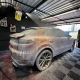 Porsche Cayenne Coupé coberto de espuma na lavagem técnica