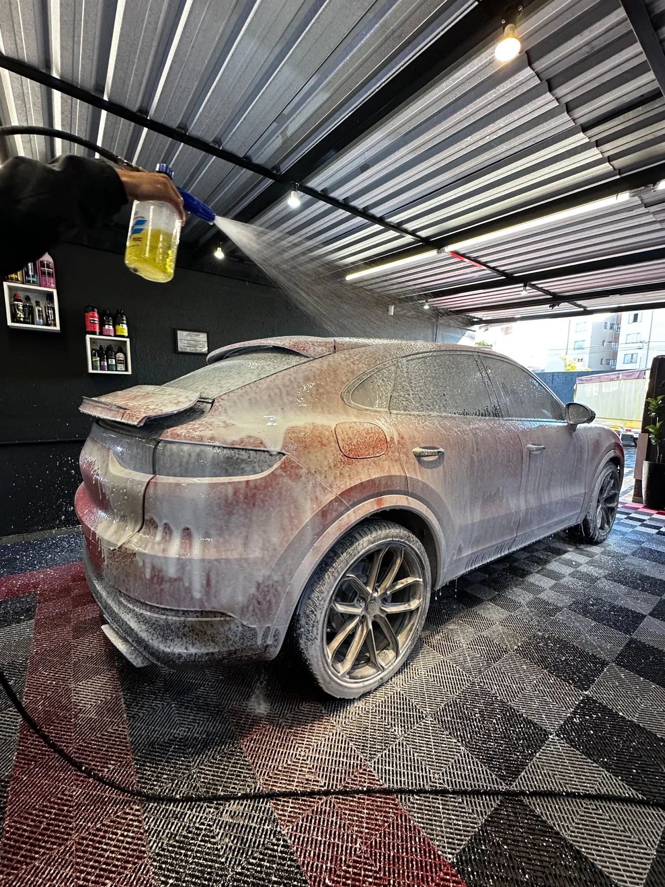 Porsche Cayenne Coupé coberto de espuma na lavagem técnica