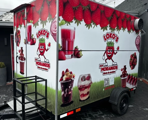 Trailer food truck de morangos envelopado vista frontal