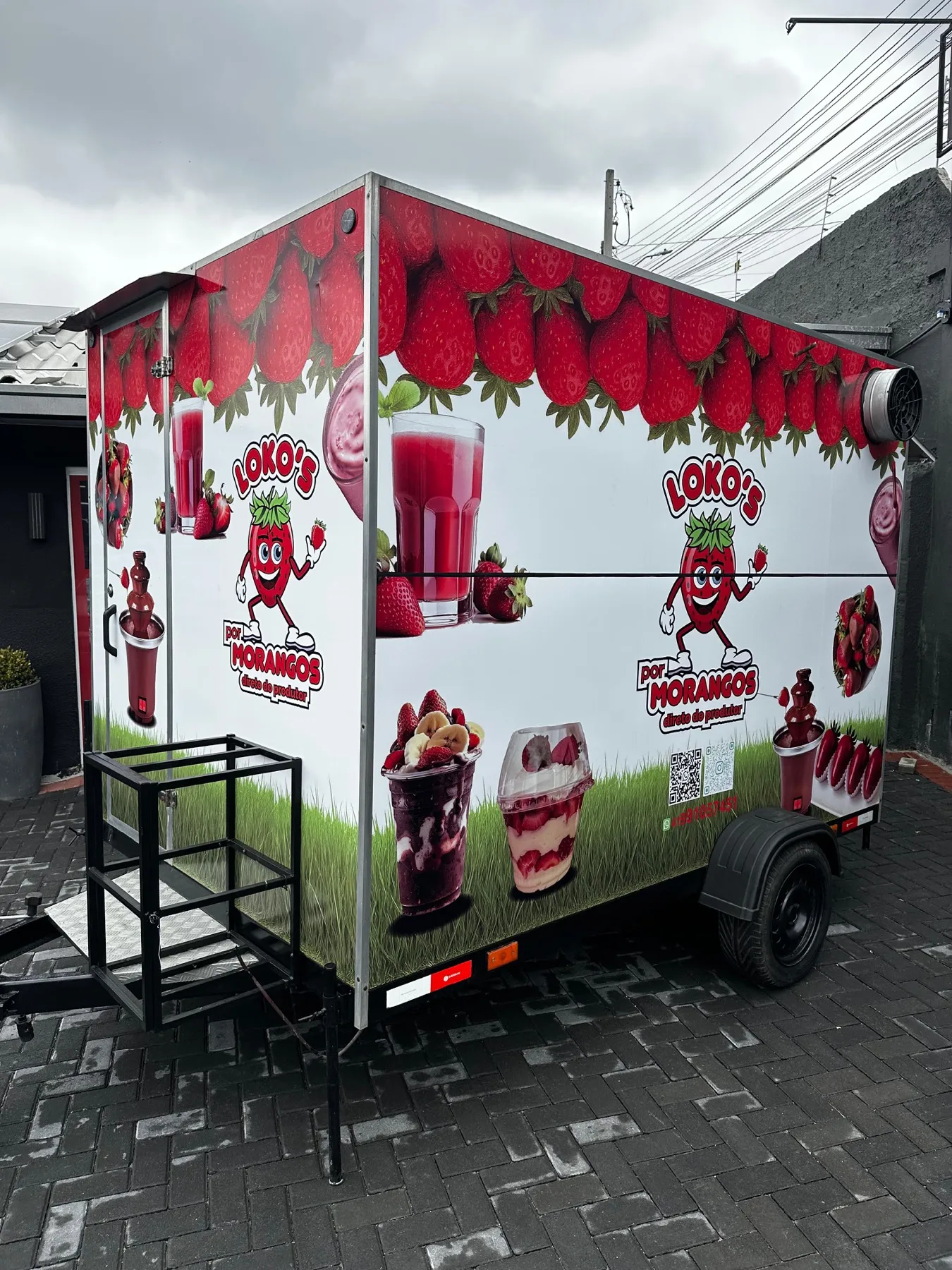 Trailer food truck de morangos envelopado vista frontal