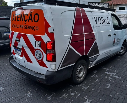 Van Fiat Scudo branca plotada VDRod com faixa de atenção