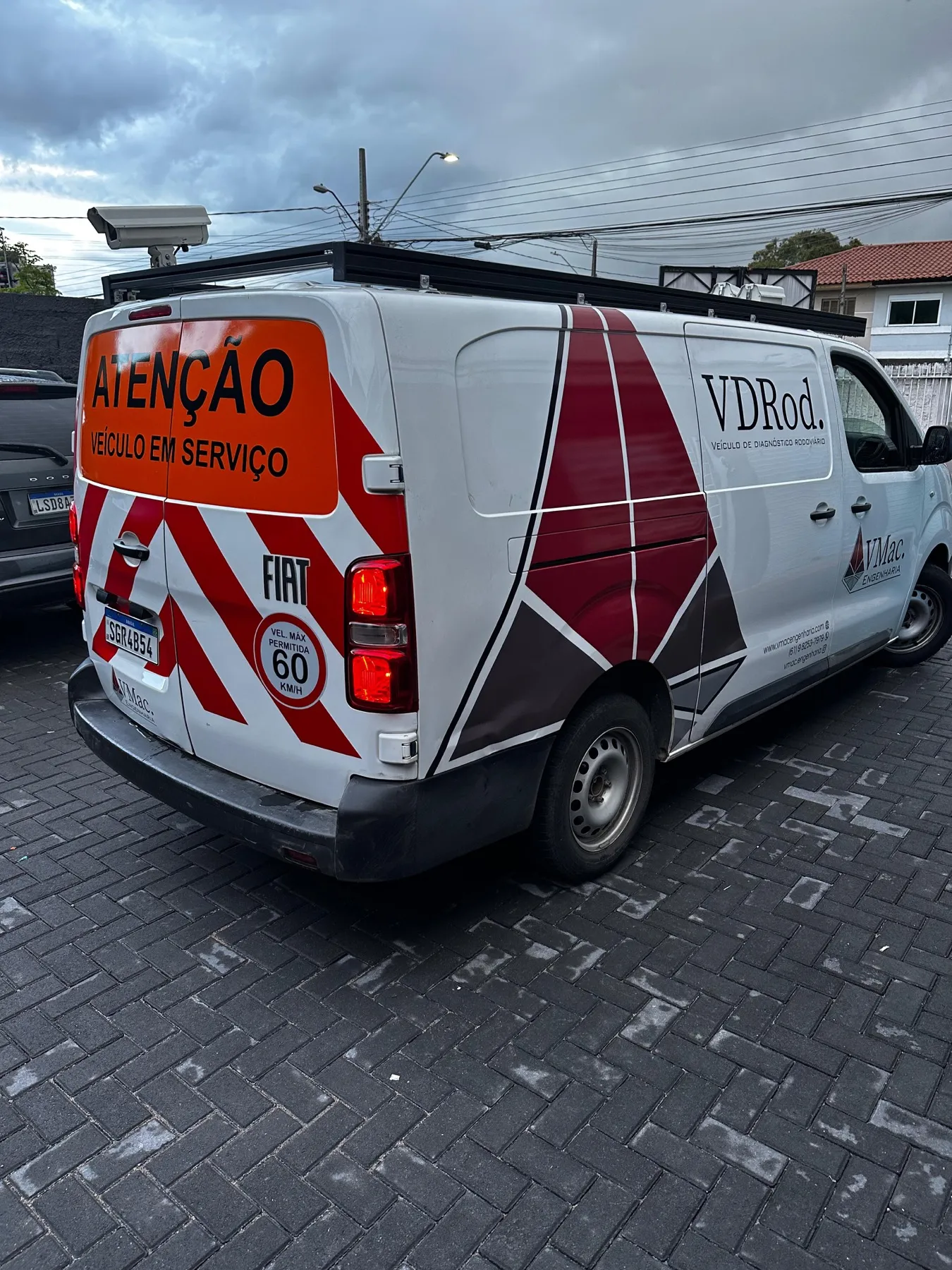 Van Fiat Scudo branca plotada VDRod com faixa de atenção