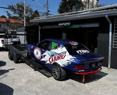 BMW Série 3 de arrancada azul plotado Cajuru sobre prancha