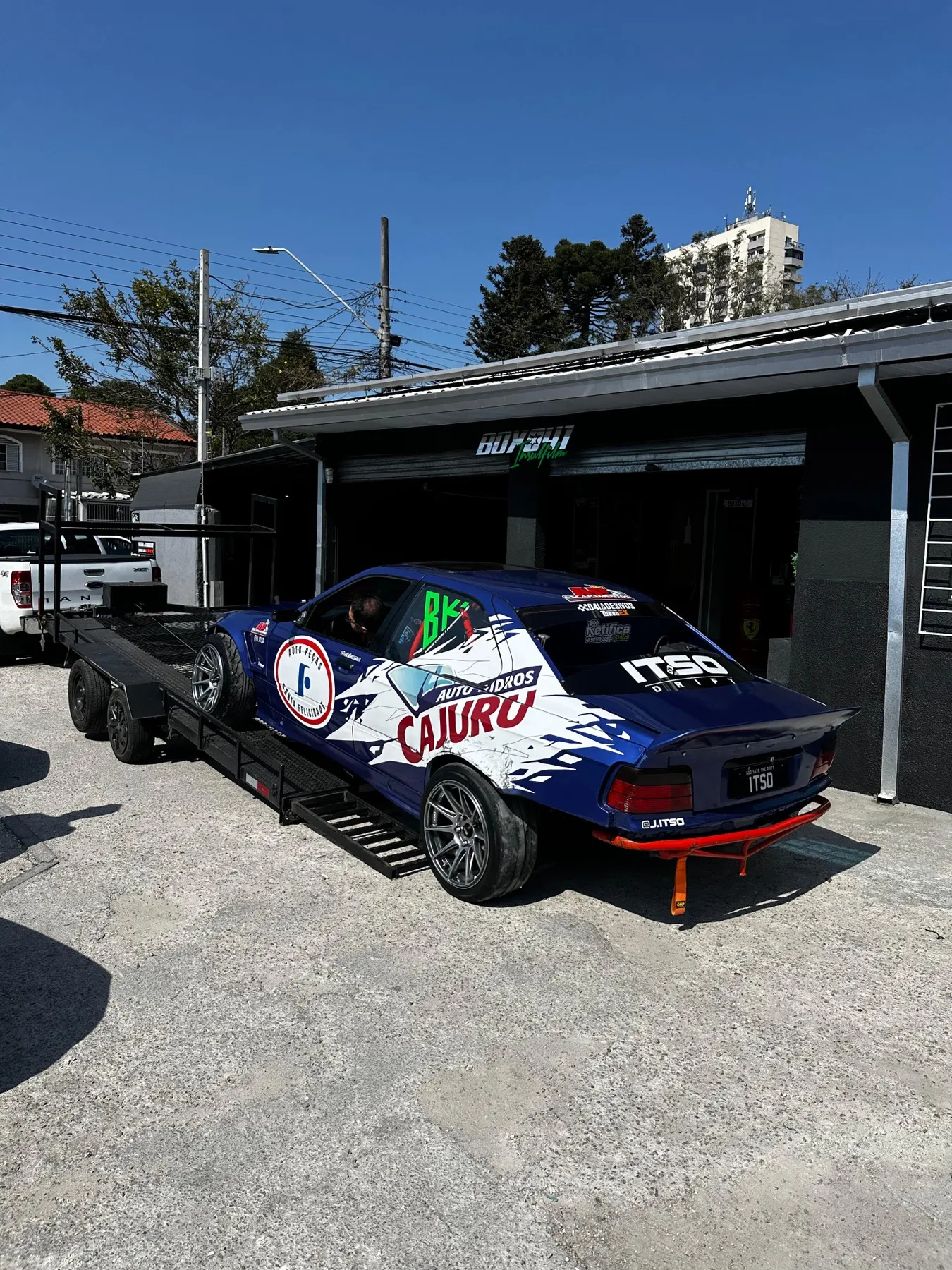 BMW Série 3 de arrancada azul plotado Cajuru sobre prancha
