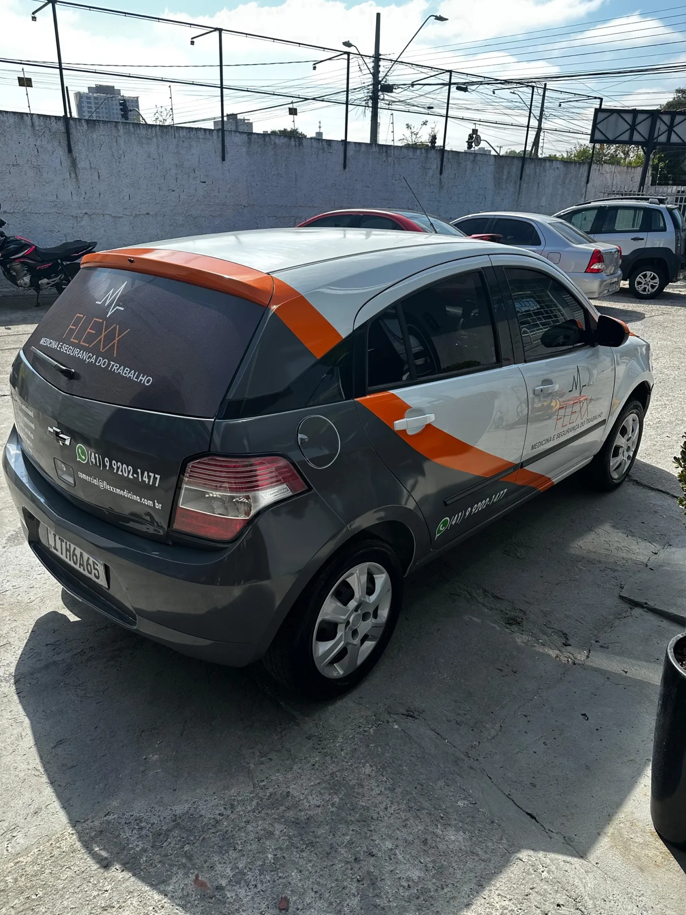 Chevrolet Agile Flexx visto de lado sob céu azul