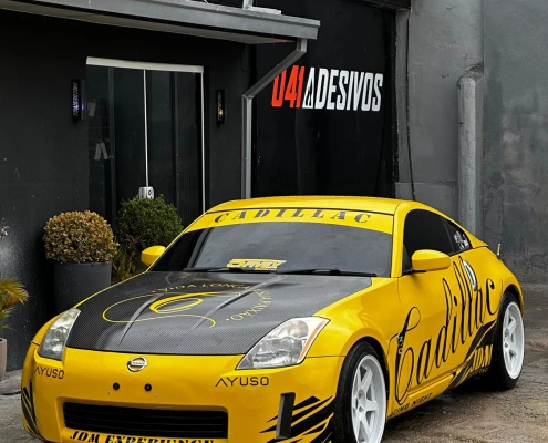 Nissan 350Z amarelo com lettering Cadillac e capô preto