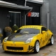 Nissan 350Z amarelo com lettering Cadillac e capô preto
