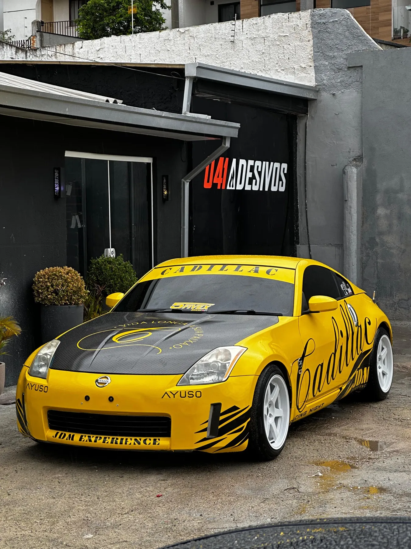 Nissan 350Z amarelo com lettering Cadillac e capô preto