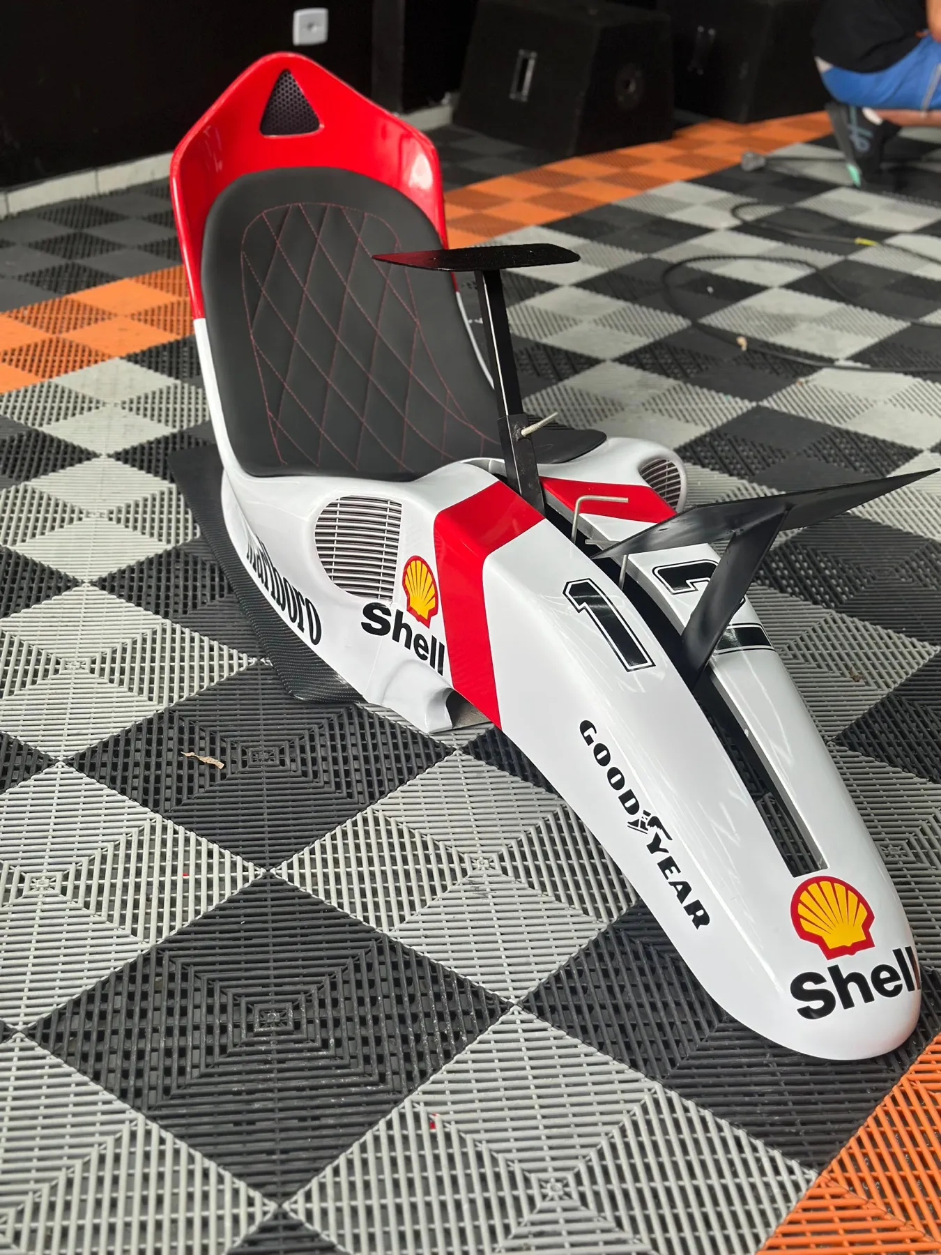 Carenagem de moto branca e vermelha tema Shell racing