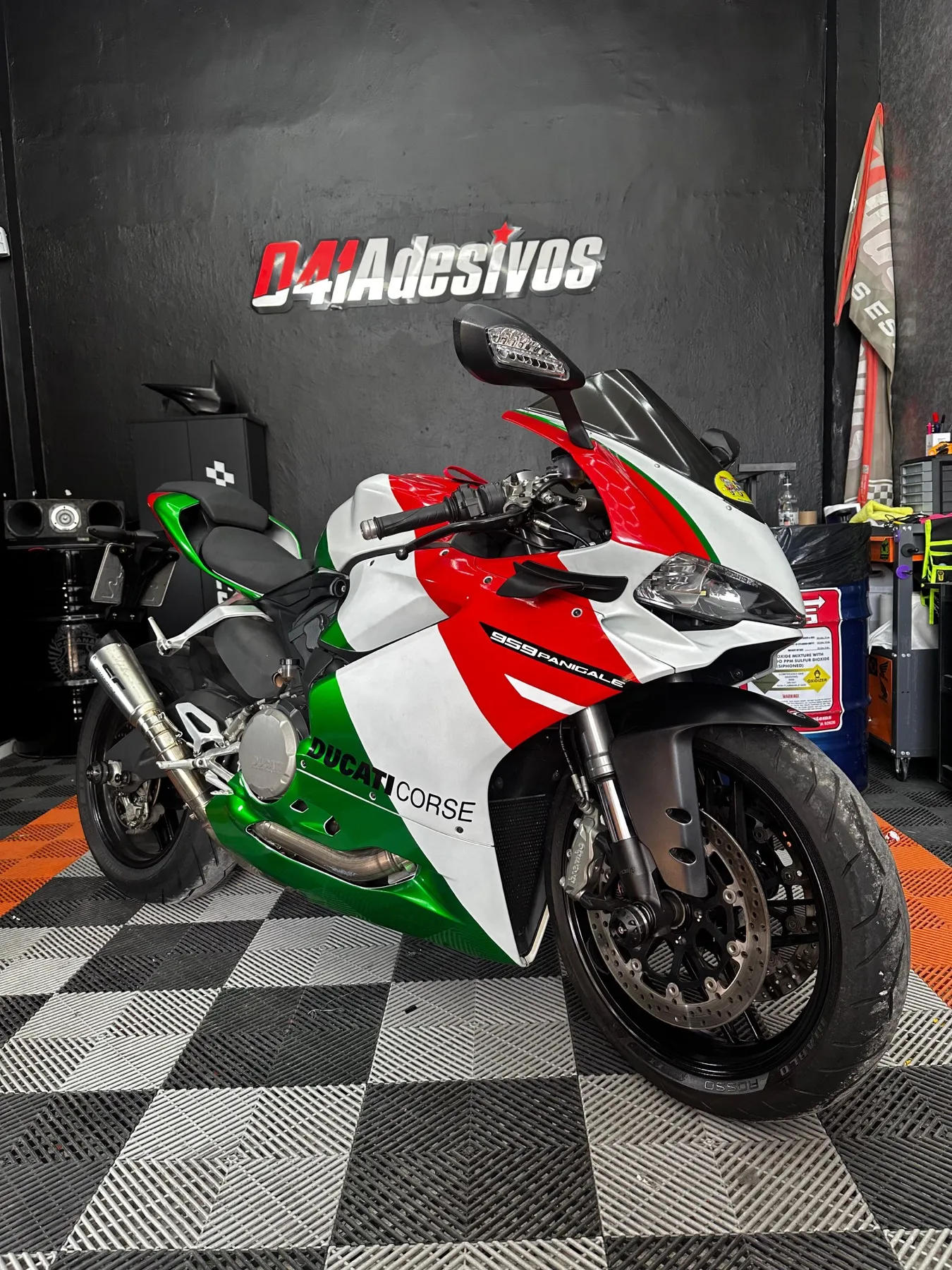 Ducati Panigale tricolor verde branco vermelho na loja