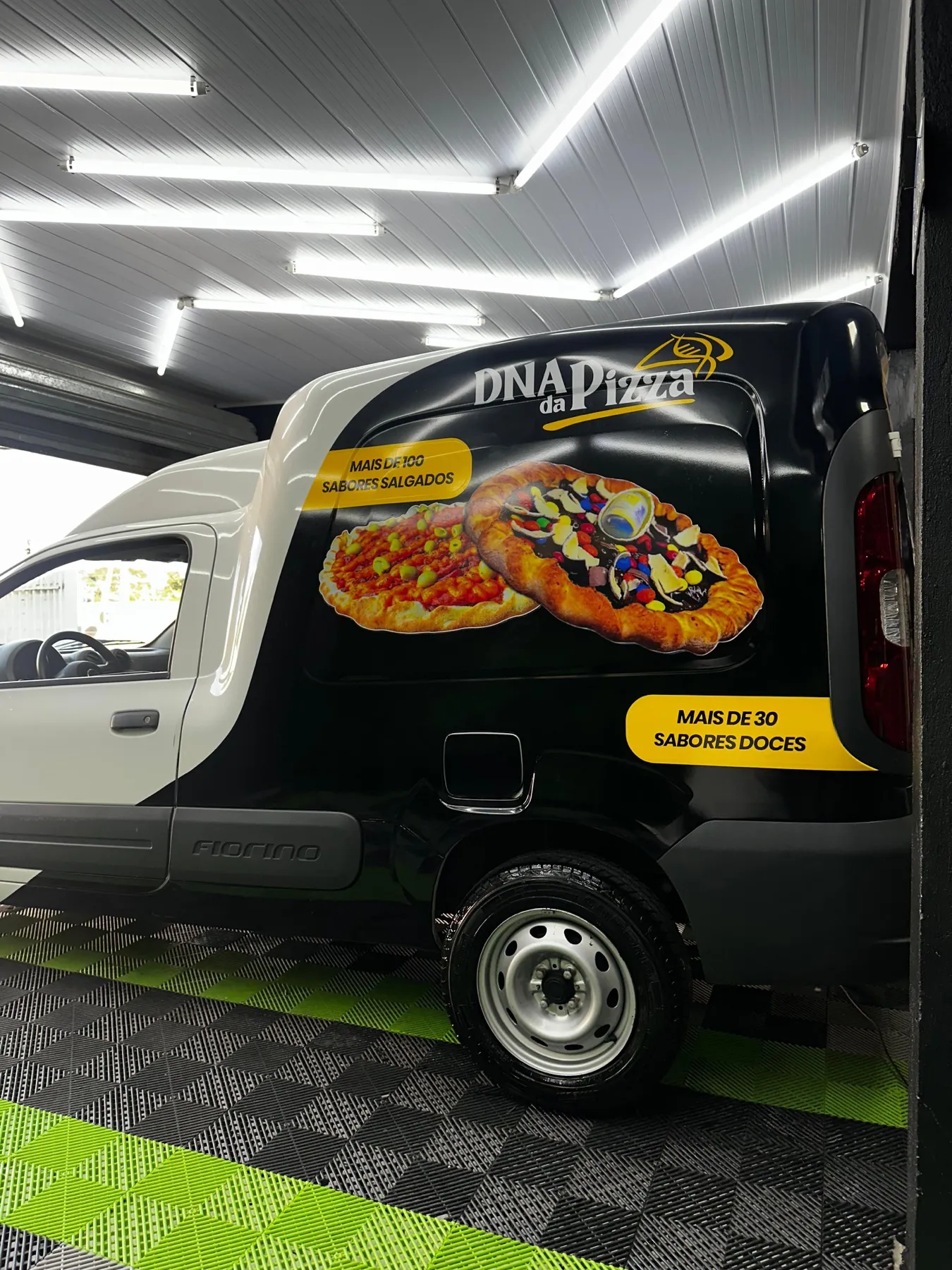 Furgão Fiat Fiorino preto e branco plotado DNA da Pizza