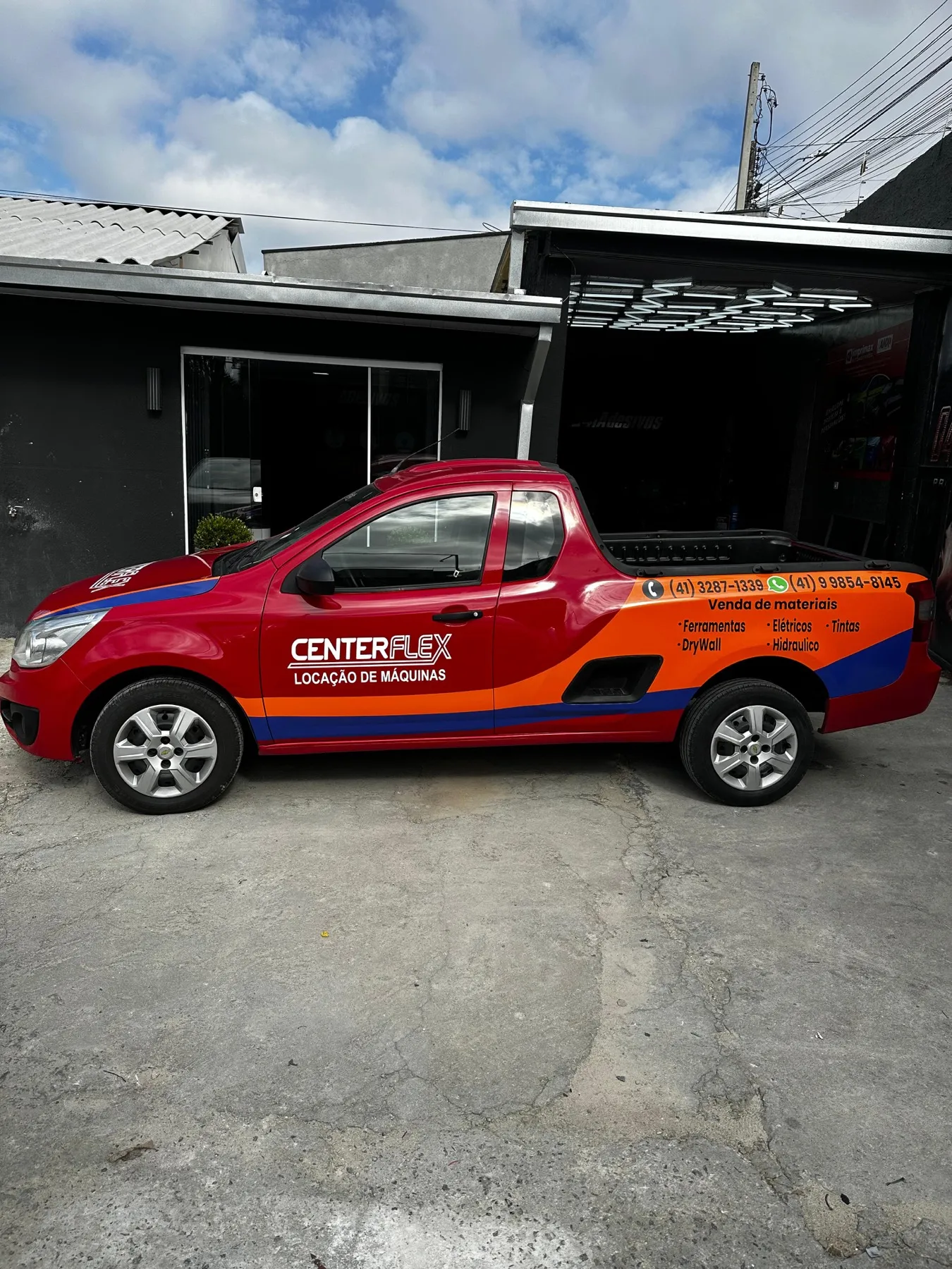 Picape Chevrolet Montana vermelha plotada CenterFlex