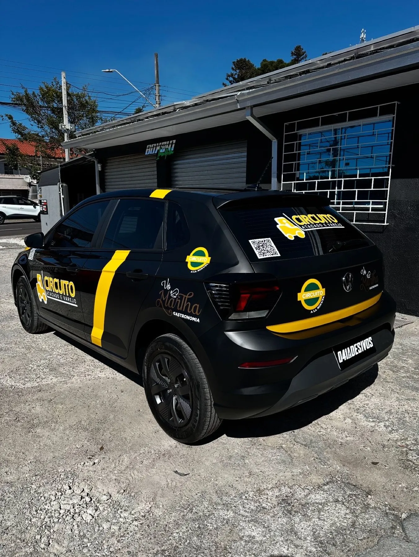 VW Polo preto plotado Circuito com faixas amarelas