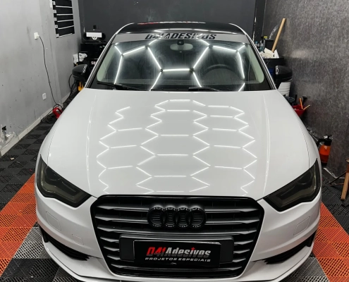 Audi A3 branco de frente na oficina da 041 Adesivos