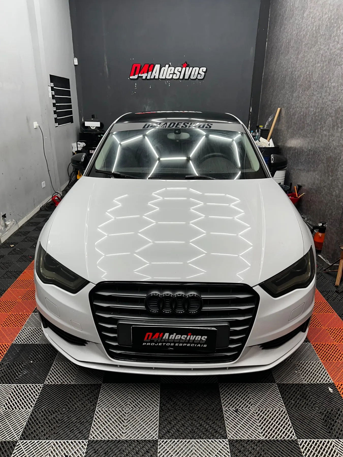 Audi A3 branco de frente na oficina da 041 Adesivos
