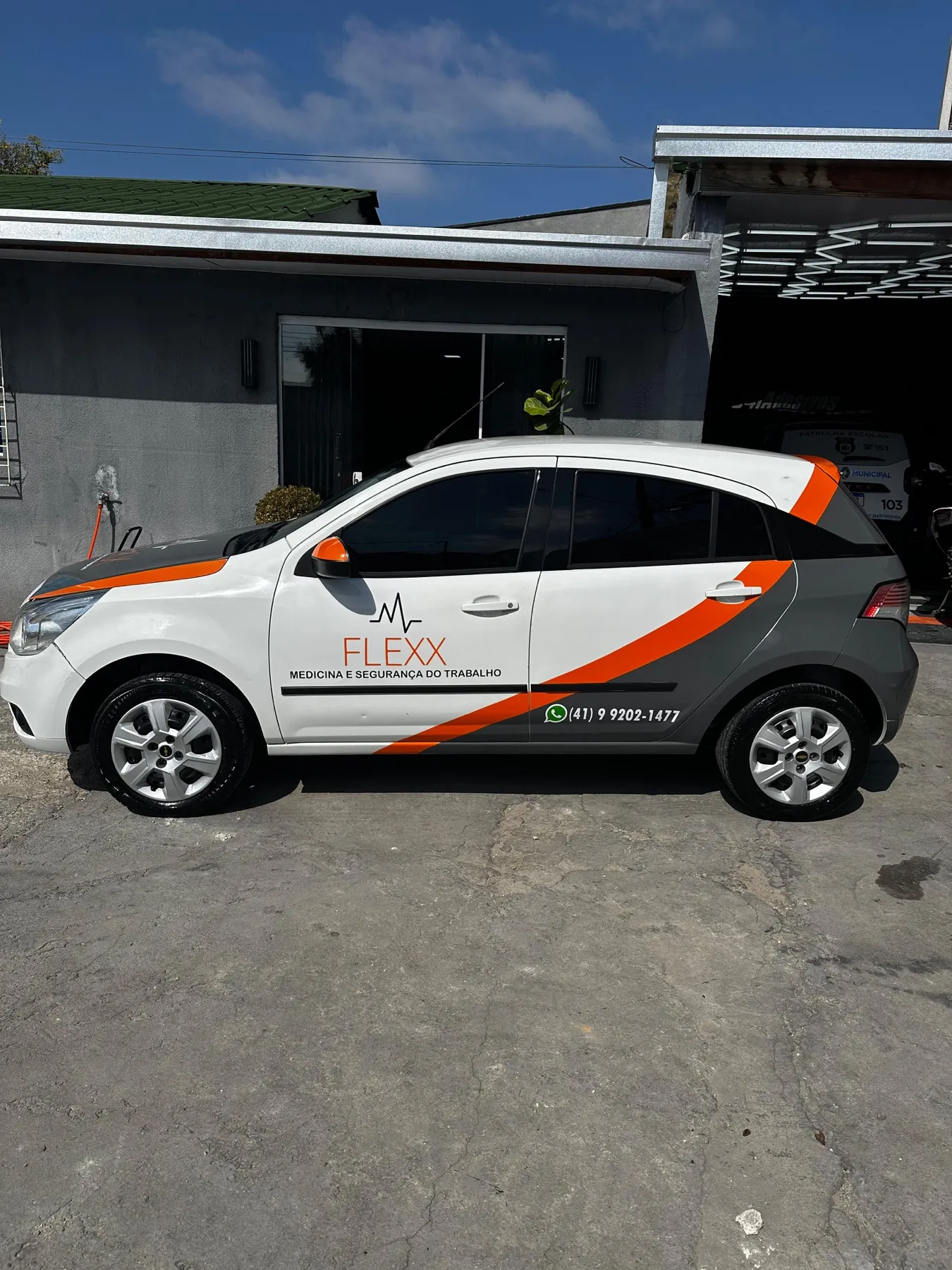 Chevrolet hatch branco plotado FLEXX Medicina e Segurança do Trabalho